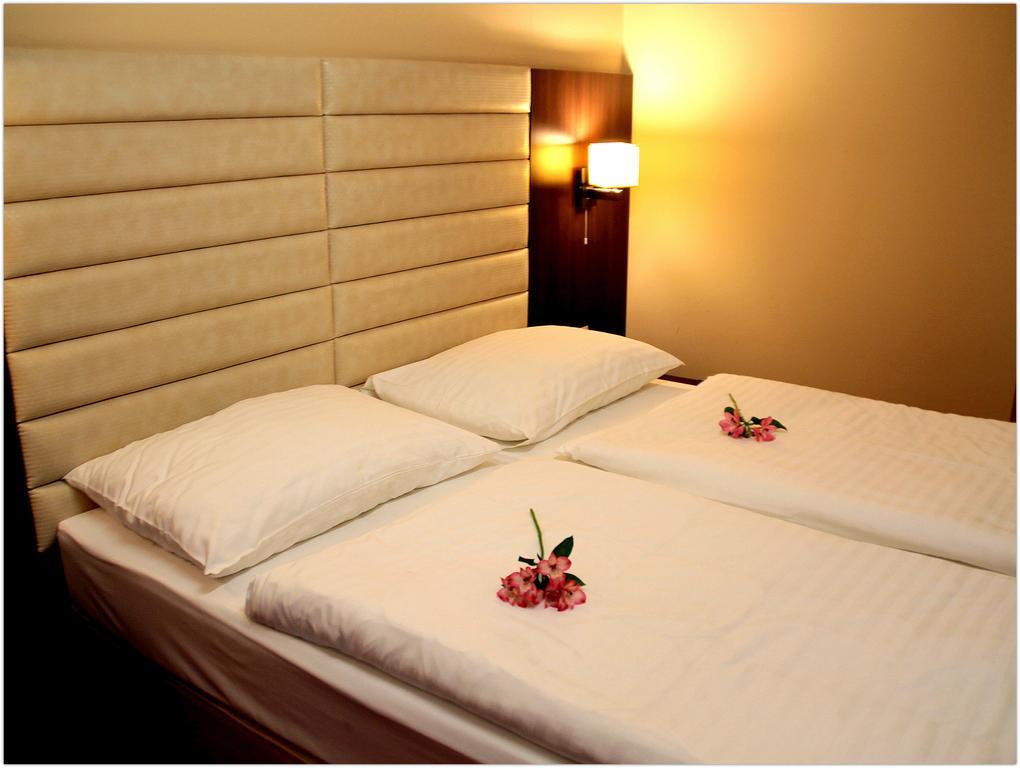 Hotel Kristaly Imperial Tata Exterior photo