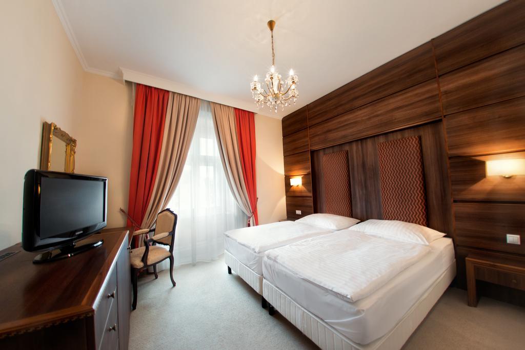Hotel Kristaly Imperial Tata Exterior photo